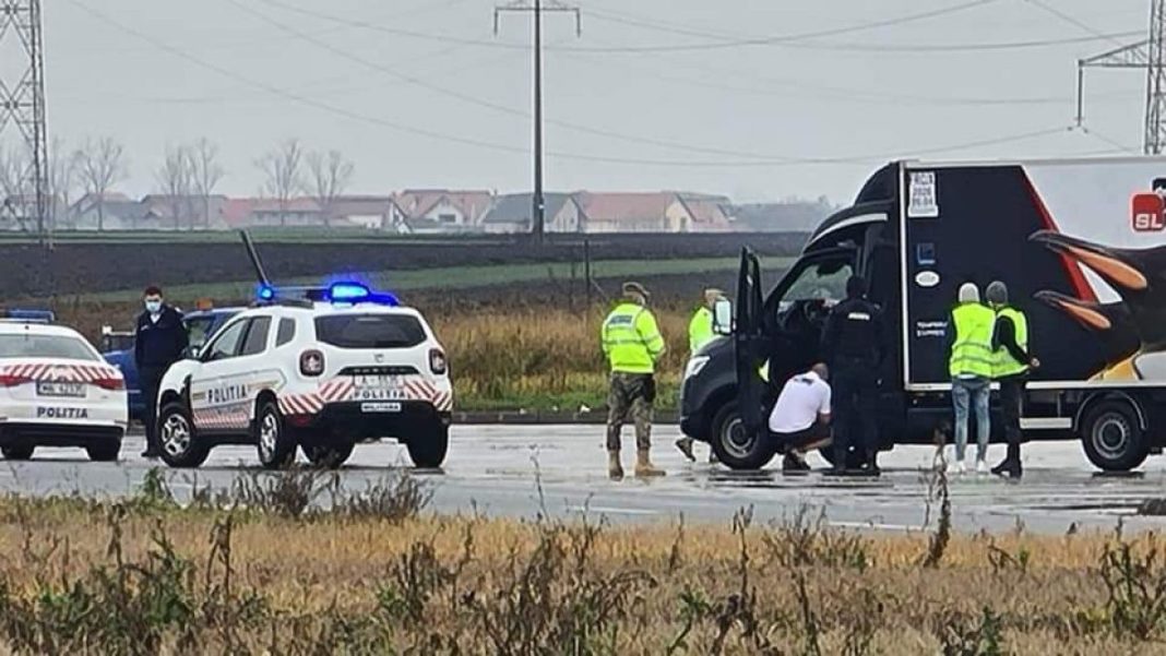 O mașină care transporta vaccinuri anti-COVID, lovită de autoutilitara Jandarmeriei din convoi