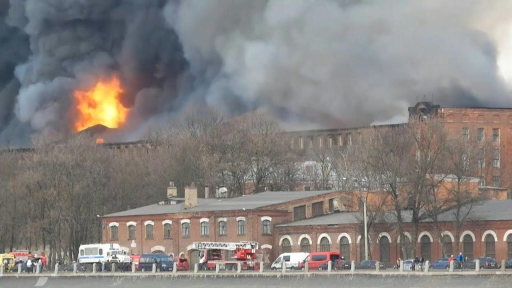 ​​Incendiu uriaş la o fabrică din oraşul rus Sankt Petersburg