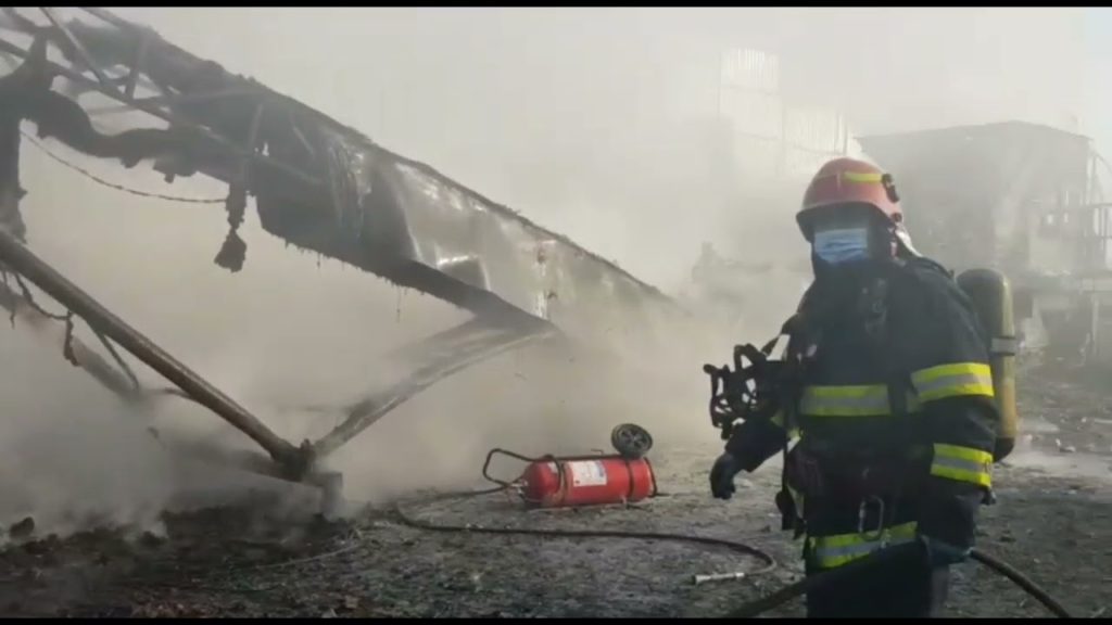 (VIDEO) Incendiu cu mari degajări de fum, în Slatina