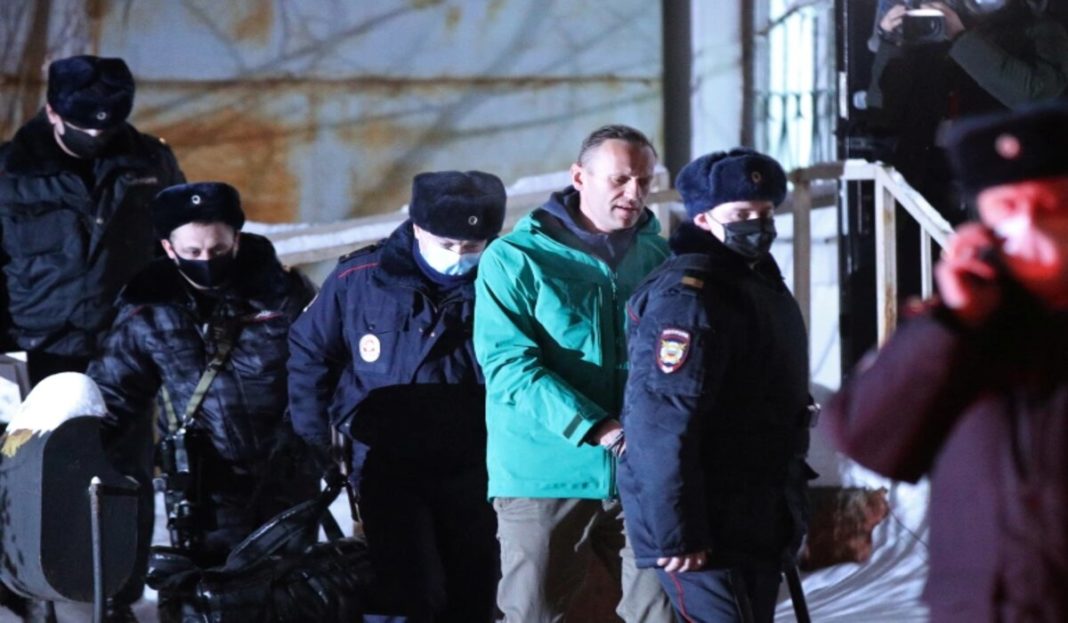 Navalnîi, amenințat că va fi hrănit cu forța dacă nu iese din greva foamei