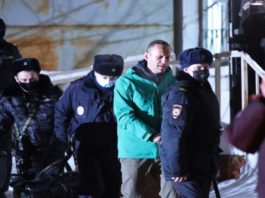Navalnîi, amenințat că va fi hrănit cu forța dacă nu iese din greva foamei