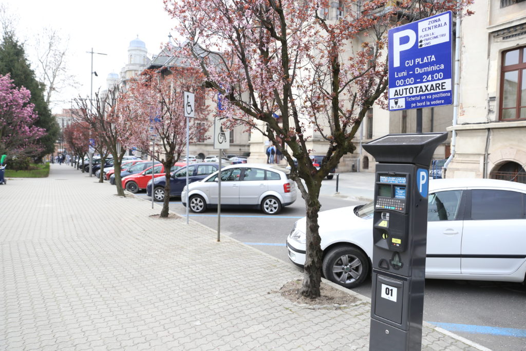 Taxa de parcare în Craiova. Parcarea pe domeniul public semnalizată cu indicatorul „Parcare cu Plată” este taxată în plus dacă alegi să plăteşti prin SMS şi nu la parcometru.