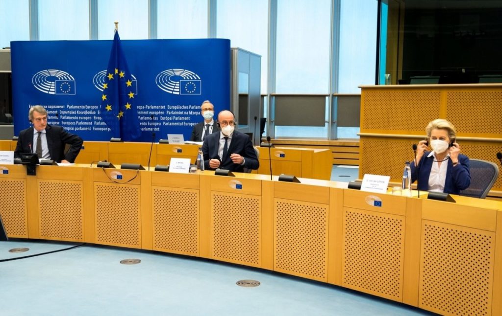 Parlamentul European urmează să voteze propria variantă pentru certificatele de călătorie