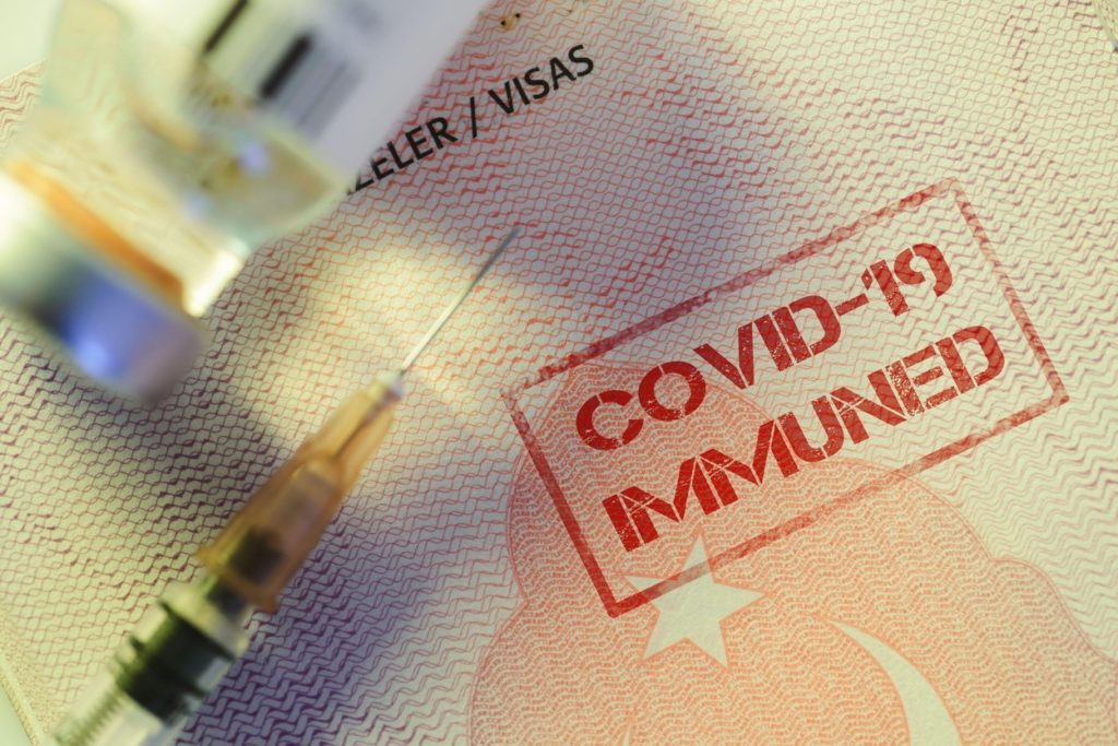 Guvernul britanic va emite ”paşapoarte COVID-19” pentru vacanţa de vară