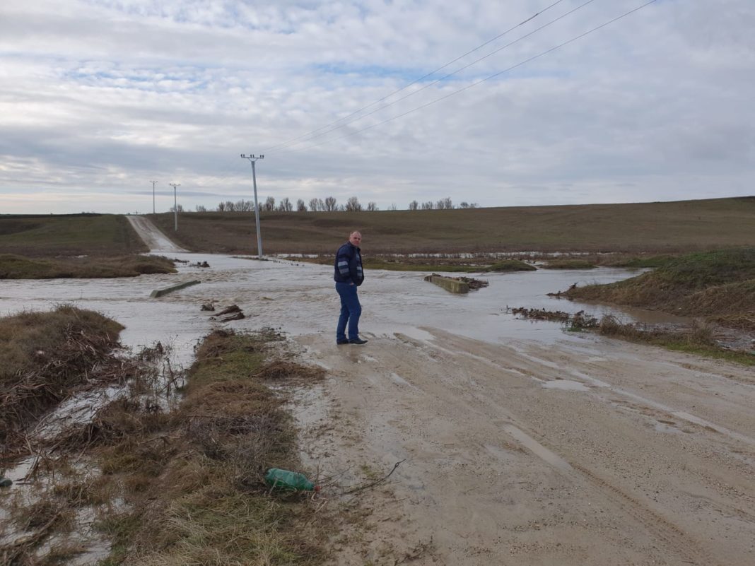 pod inundat carpen Aşa arăta podul peste Desnăţui, de pe DC 61 Carpen - Orodel, după o ploaie