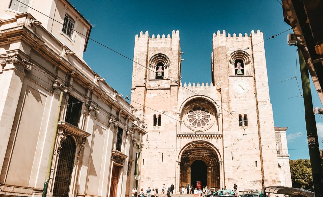 Muzeele şi terasele cafenelelor se redeschid de astăzi în Portugalia