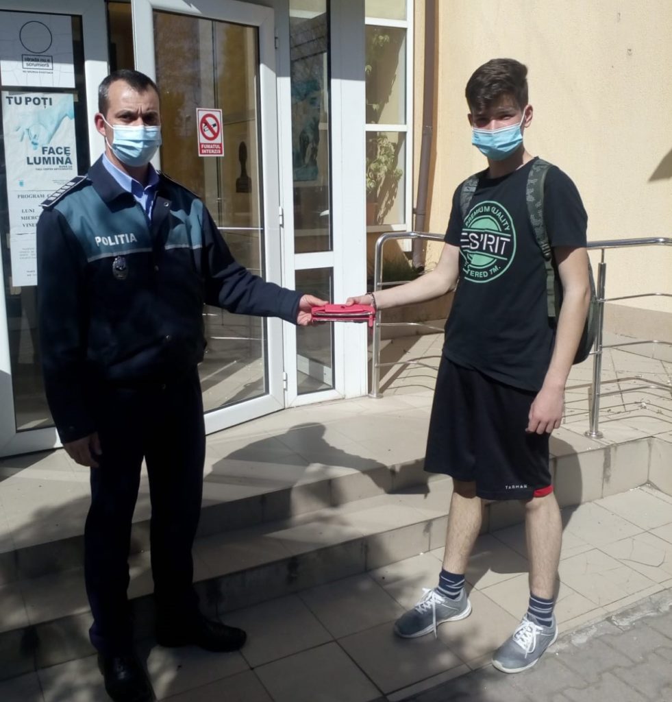 Portofele găsite pe străzile din Calafat, predate poliţiştilor