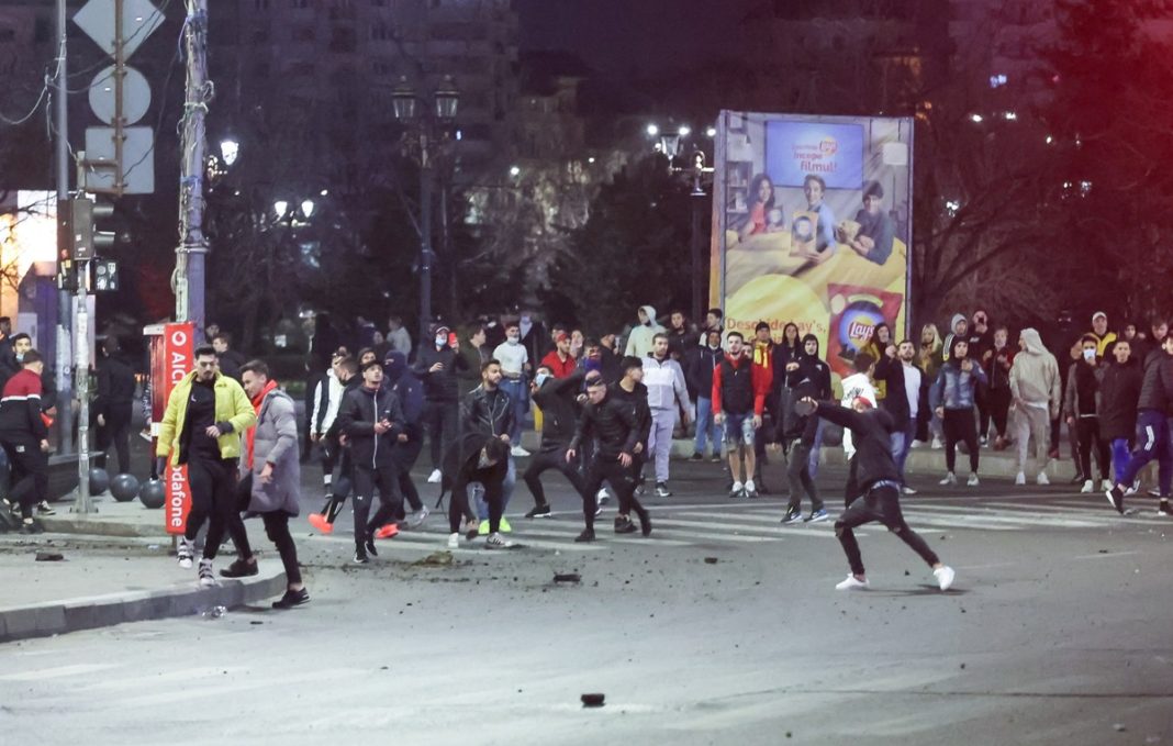 14 arestări după protestele violente de luni