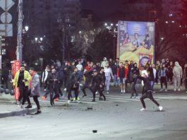 14 arestări după protestele violente de luni