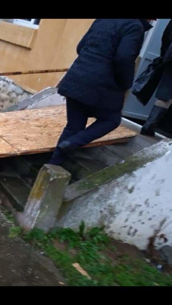 Rampă pentru persoanele cu dizabilități, construită din placaj