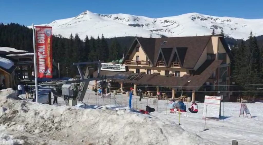 Sute de turiști, așteptați să schieze de Paște la Rânca