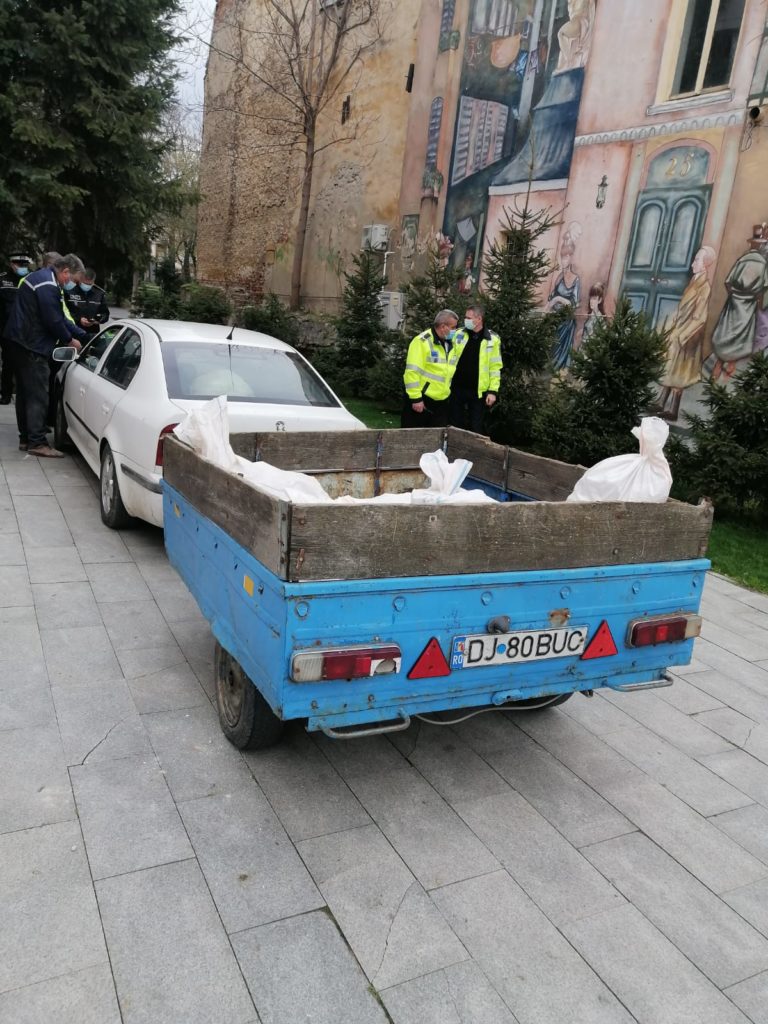 Vehicul încărcat cu moloz, confiscat de Garda de Mediu