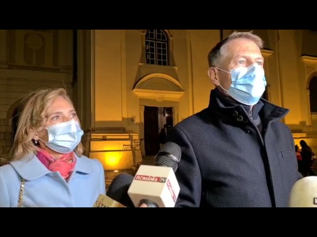 (VIDEO) Klaus și Carmen Iohannis au mers la slujba de Înviere la o biserică din centrul Sibiului