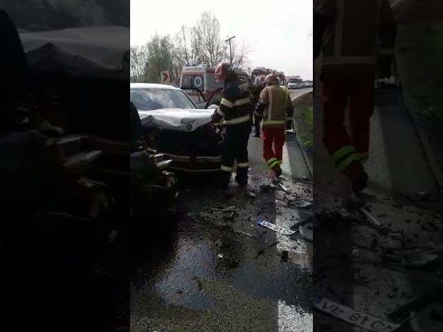 (VIDEO): Cinci răniți, printre care un copil, după ce două autoturisme s-au lovit frontal