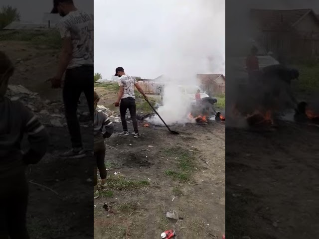Bărbat amendat de poliţişti pentru că ardea anvelope