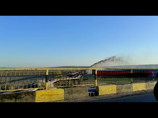 O conductă CEO care transportă apă uzată, transformată în ”fântână arteziană”