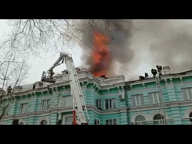 Caz impresionant! Mai mulți medici au rămas să termine operația, deși spitalul ardea