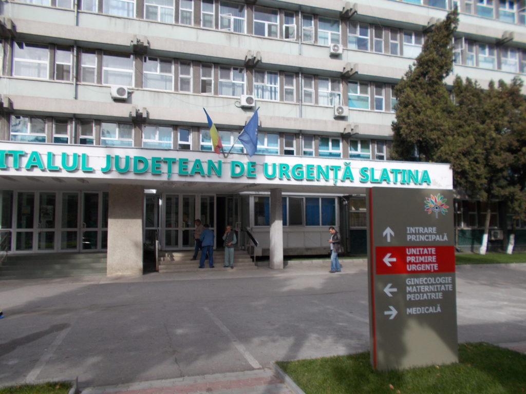 Olt: A intrat cu mașina într-un cap de pod și a ajuns la spital