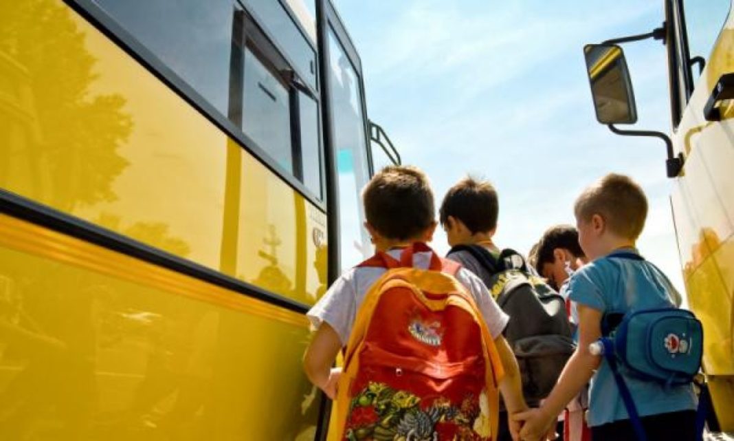 Elevii de clasele primare vor putea beneficia de transport gratuit la şcoală