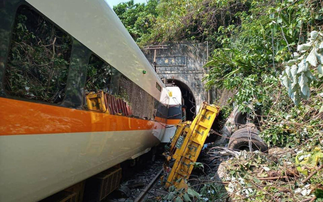 Cel puţin 36 de morţi şi zeci de răniţi în urma deraierii unui tren