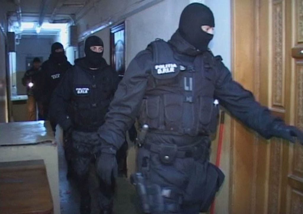 Un traficant a aruncat heroina pe geam când au venit poliţiştii în razie