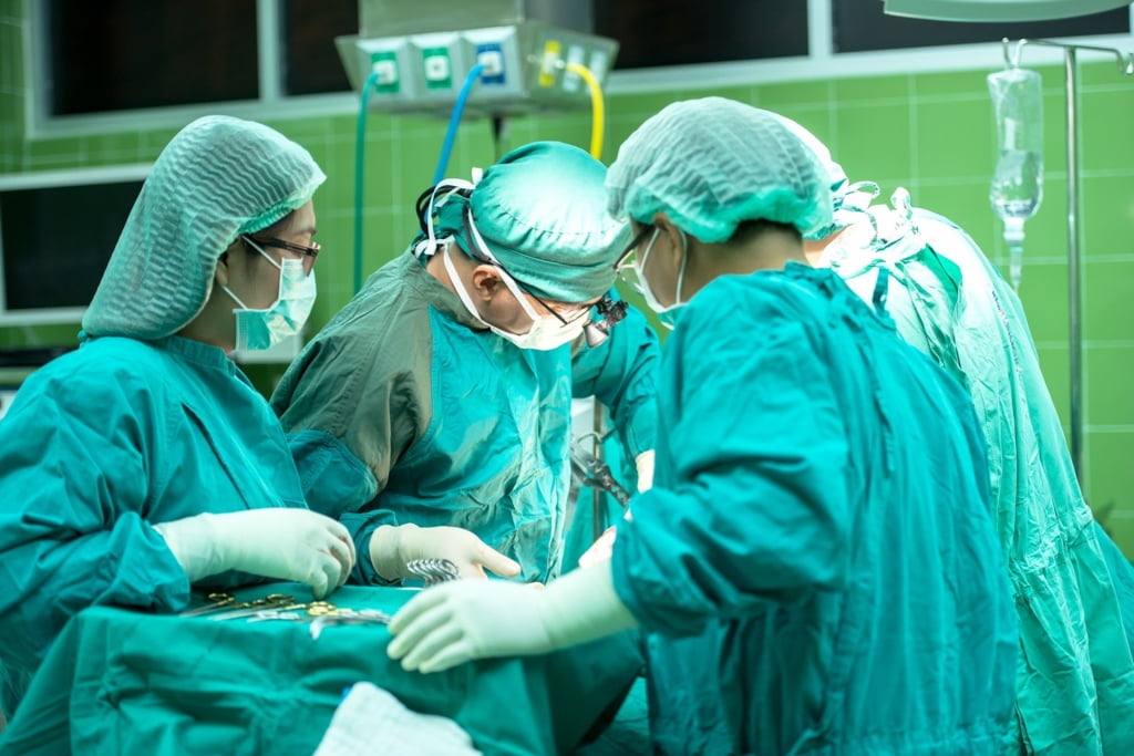 Medic care a greșit vasectomia unui pacient, obligat să-i întrețină copilul până la 18 ani