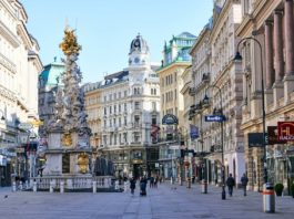Viena redeschide de luni magazinele şi muzeele