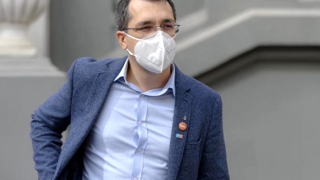 Vlad Voiculescu, amendat cu 1.500 de lei pentru că nu a purtat mască în Parlament