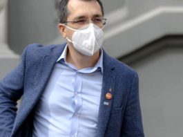 Vlad Voiculescu, amendat cu 1.500 de lei pentru că nu a purtat mască în Parlament