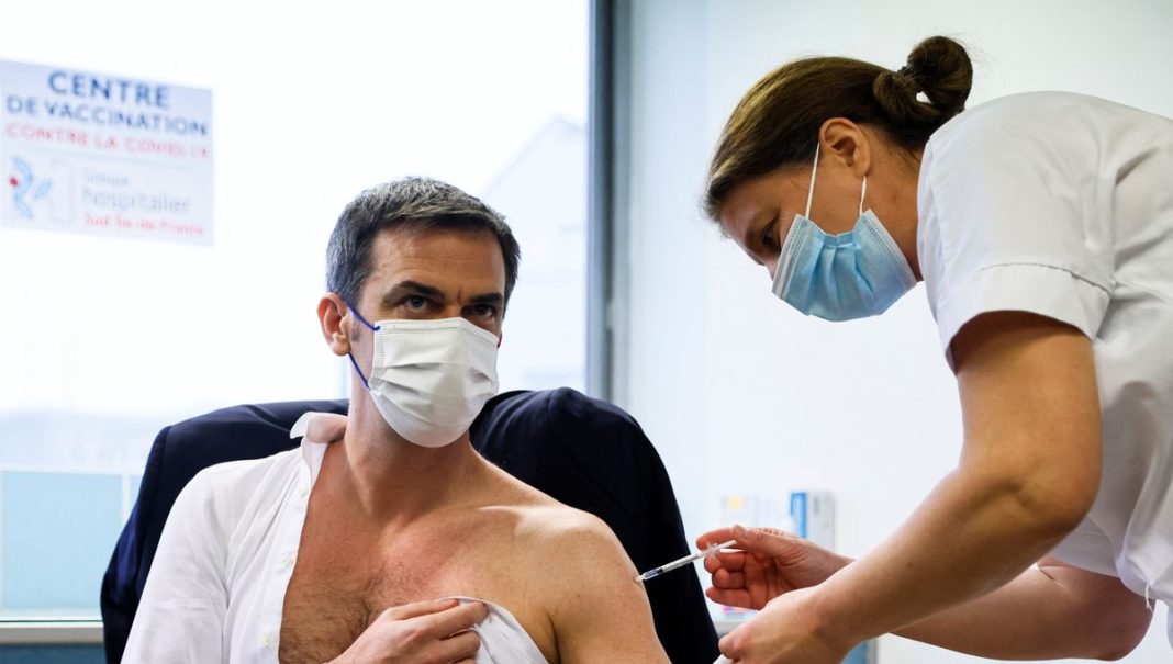 Ministrul francez al Sănătăţii, Olivier Veran, a fost vaccinat, luni, cu serul de la Moderna, după ce în februarie a primit prima doză de la AstraZeneca