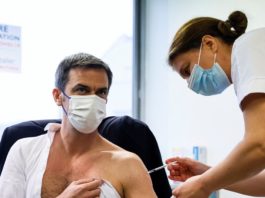 Ministrul francez al Sănătăţii, Olivier Veran, a fost vaccinat, luni, cu serul de la Moderna, după ce în februarie a primit prima doză de la AstraZeneca
