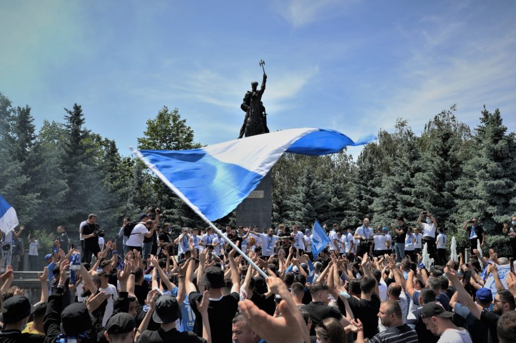 Suporteri de fotbal bătuți pe o stradă din Craiova