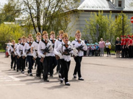 (VIDEO) Serbare școlară în Rusia: Elevii cântă cu arme în mână