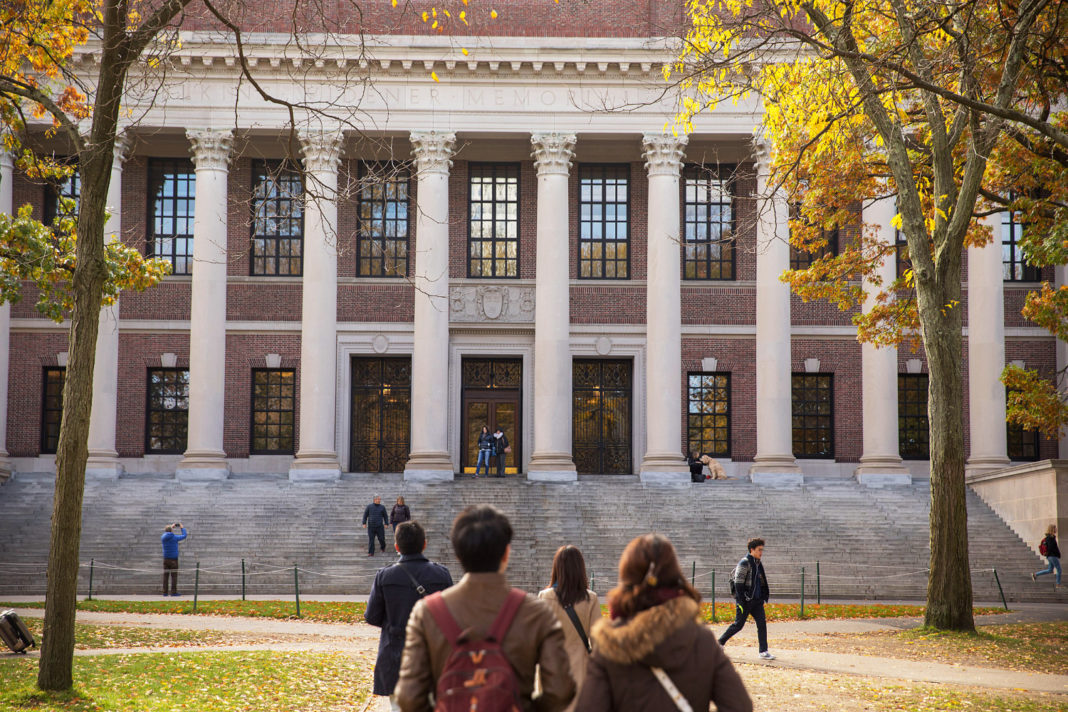 Universitatea Harvard le va cere tuturor studenților să se vaccineze împotriva COVID-19