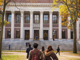 Universitatea Harvard le va cere tuturor studenților să se vaccineze împotriva COVID-19