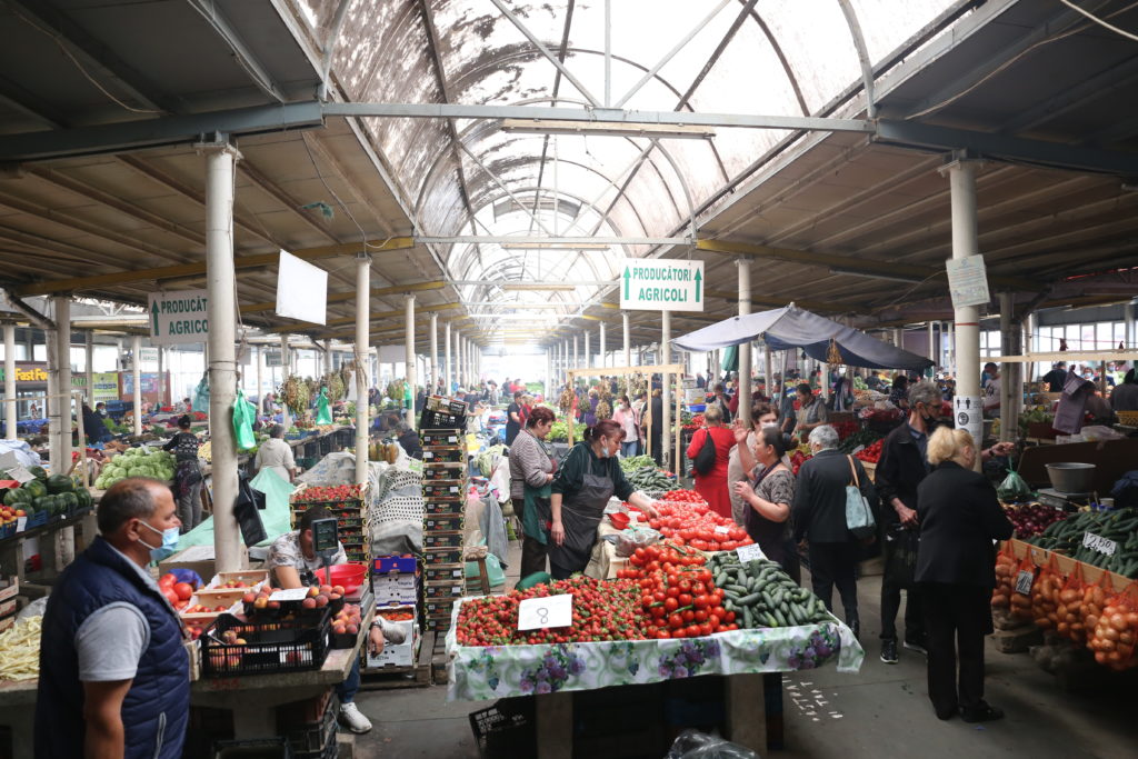 Vânzări proaste şi inundaţie în Piaţa Centrală