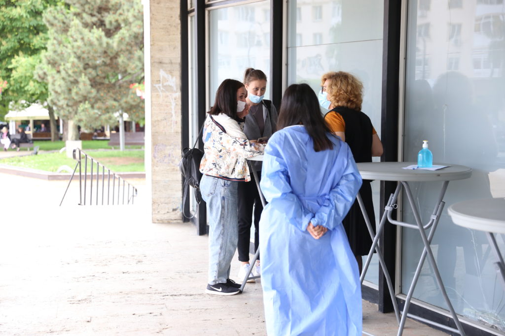 FOTO. A început Maratonul Vaccinării la Teatrul din Craiova. Povestea unui braşovean care a venit să se imunizeze