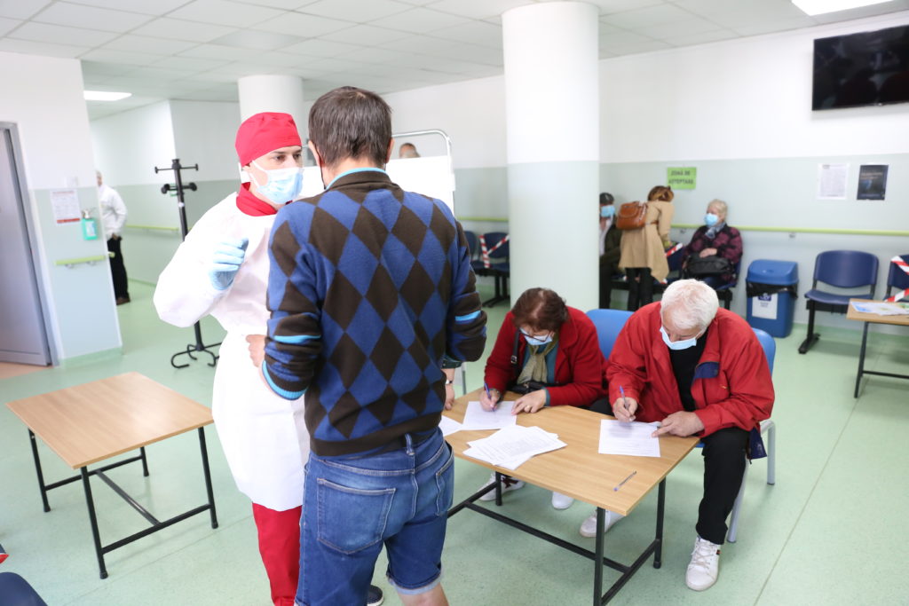 300 de persoane s-au vaccinat marţi la centrul fără programare de la Militar