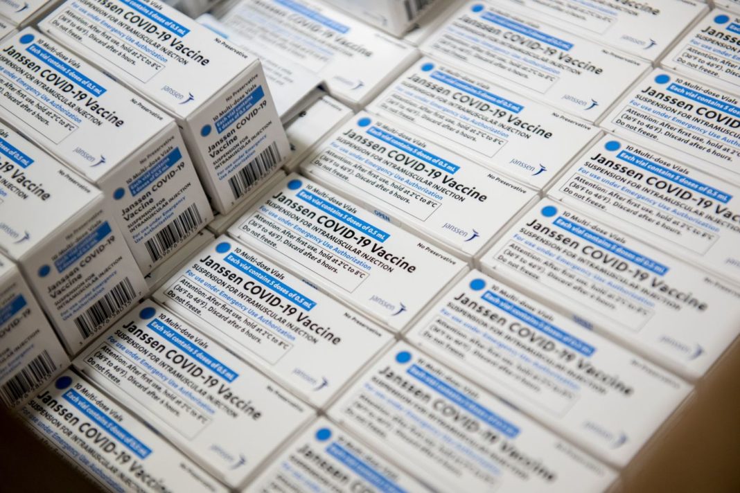 Peste 200.000 de doze de vaccin Janssen ajung astăzi în România