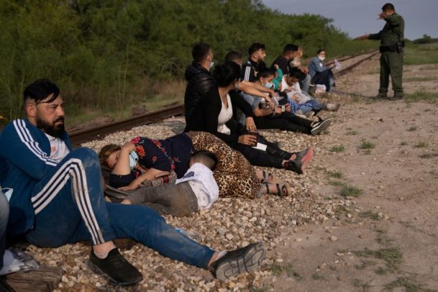 (Galerie Foto) Sute de migranții romi din România iau plute din Mexic pentru a intra în SUA