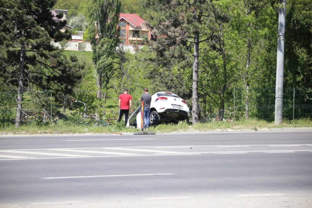 Autoturism proiectat în gardul parcului Hanul Doctorului ( foto: Claudiu Tudor)