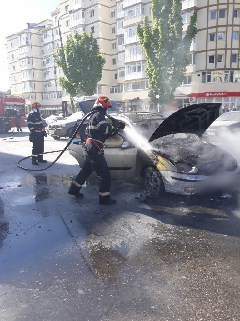 Autoturism în flăcări în Râmnicu Vâlcea