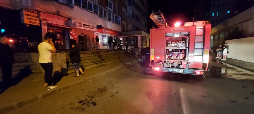 Popmierii craioveni au intervenit pentru stingerea unui incendiu la o casă de pariuri din 1 Mai