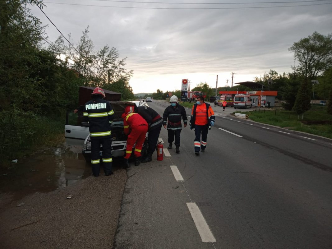 Două echipaje de pompieri din cadrul Stației Strehaia au intervenit la o coliziune între două autoturisme, pe DN6, în localitatea Tâmna