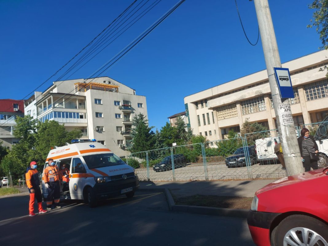 Un bătrân a ajuns la spital după ce a fost lovit de mașină