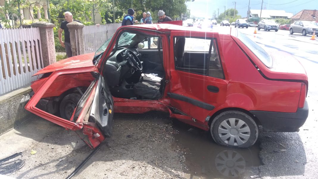 Trei persoane au fost rănite în urma coliziunii dintre două autoturisme pe DN 64, în localitatea Stolniceni, județul Vâlcea