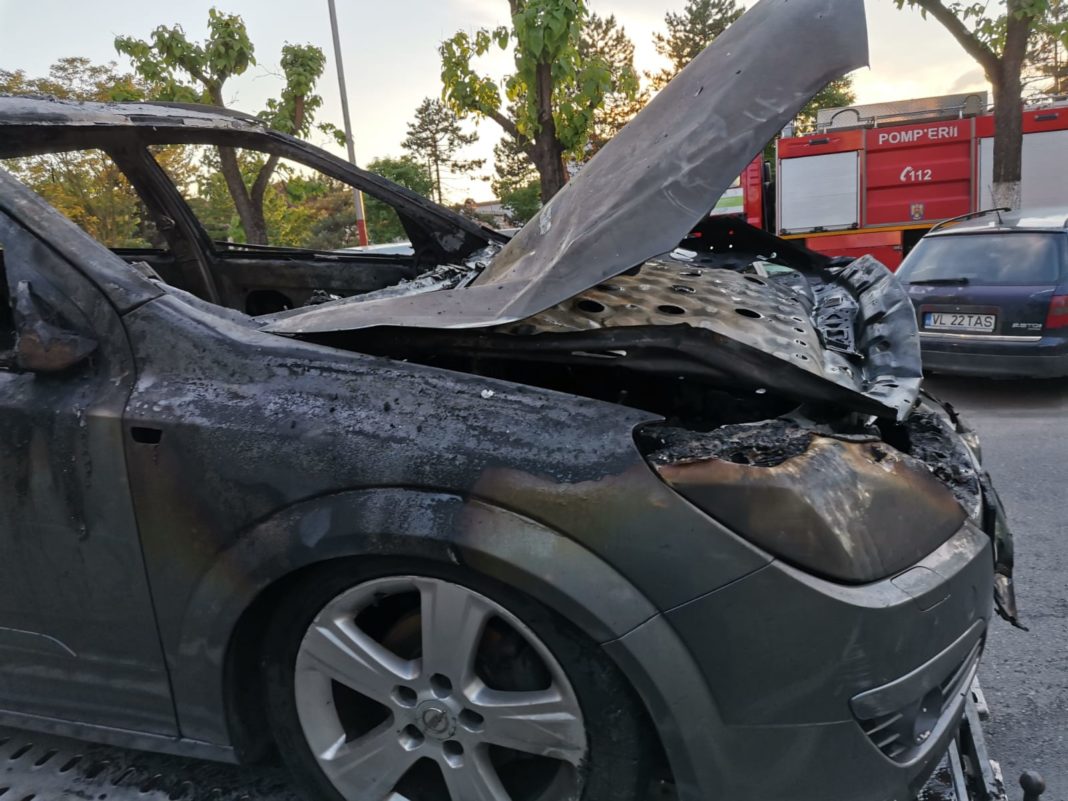 Un autoturism aflat pe bulevardul Pandurilor, din Râmnicu Vâlcea, a fost distrus în urma unui scurtcircuit