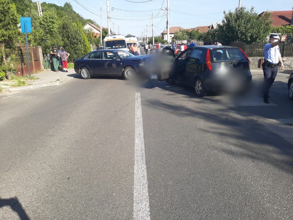 Coliziune între două autoturisme în Râmnicu Vâlcea