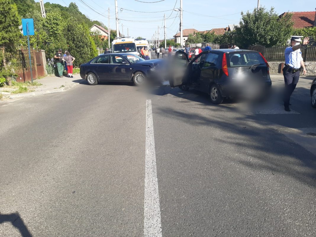 O coliziune a avut loc aseară în Râmnicu Vâlcea între două autoturisme