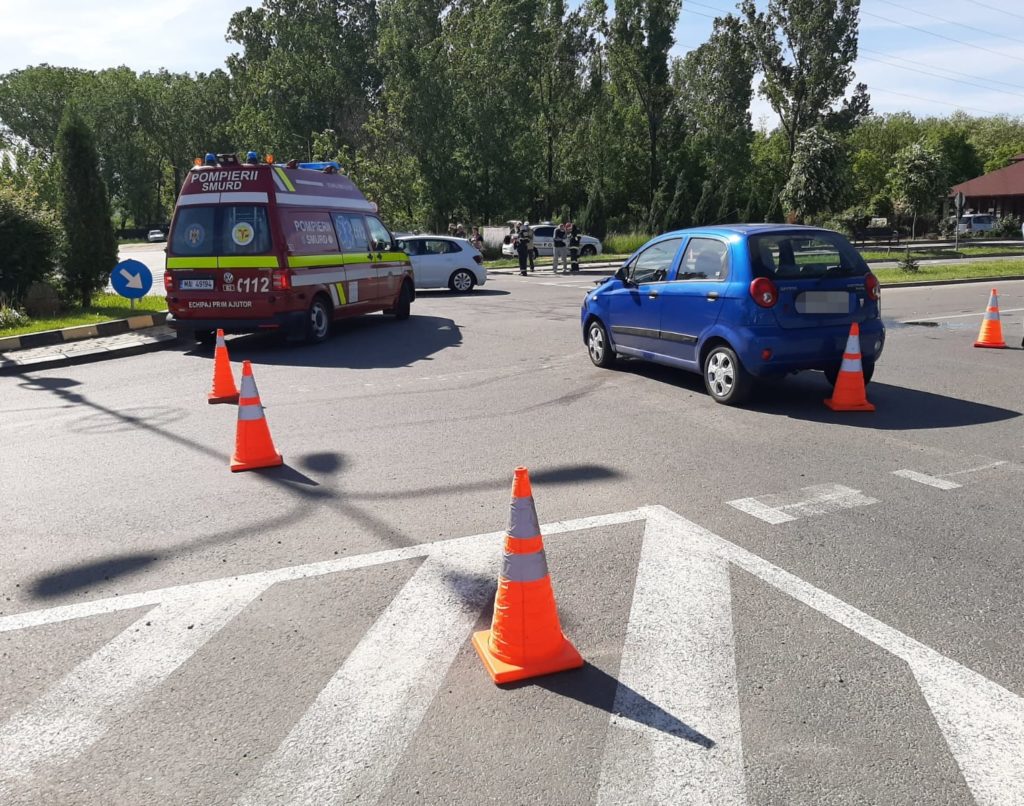Râmnicu Vâlcea: Impact între două autoturisme într-un sens giratoriu